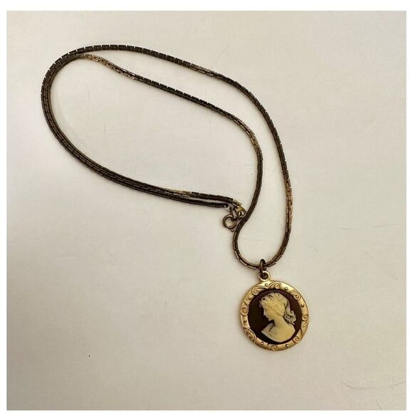 Gold tone cameo necklace - Picture 4 of 11